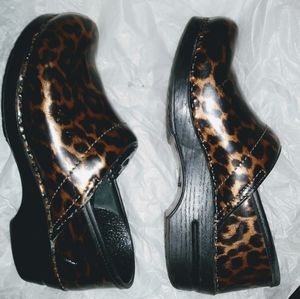 DANSKO Unique Metallic Leopard Clogs • Sz 40/10